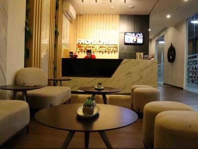 Front One Inn Kediri Kediri  Exterior foto