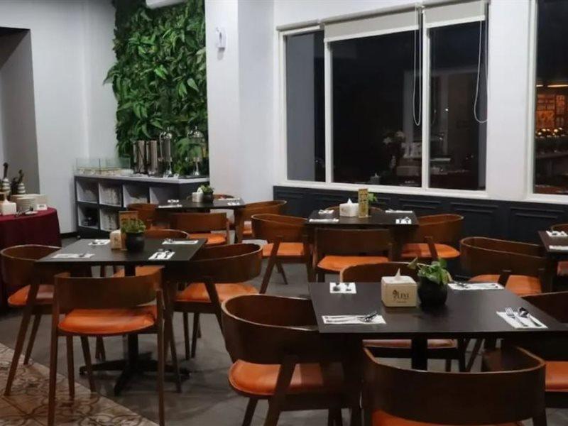 Front One Inn Kediri Kediri  Exterior foto