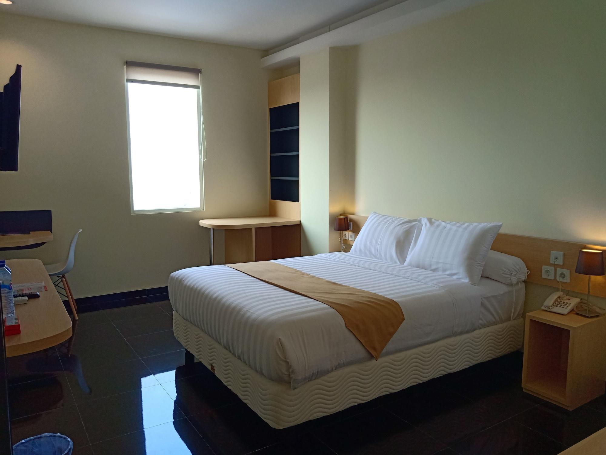 Front One Inn Kediri Kediri  Exterior foto