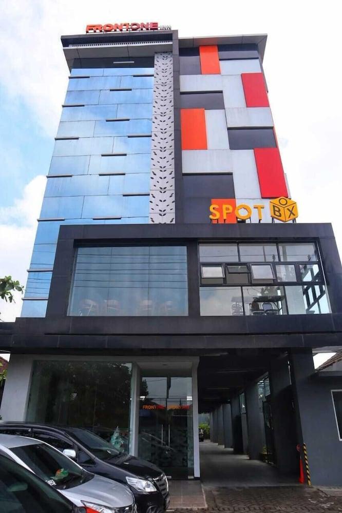 Front One Inn Kediri Kediri  Exterior foto
