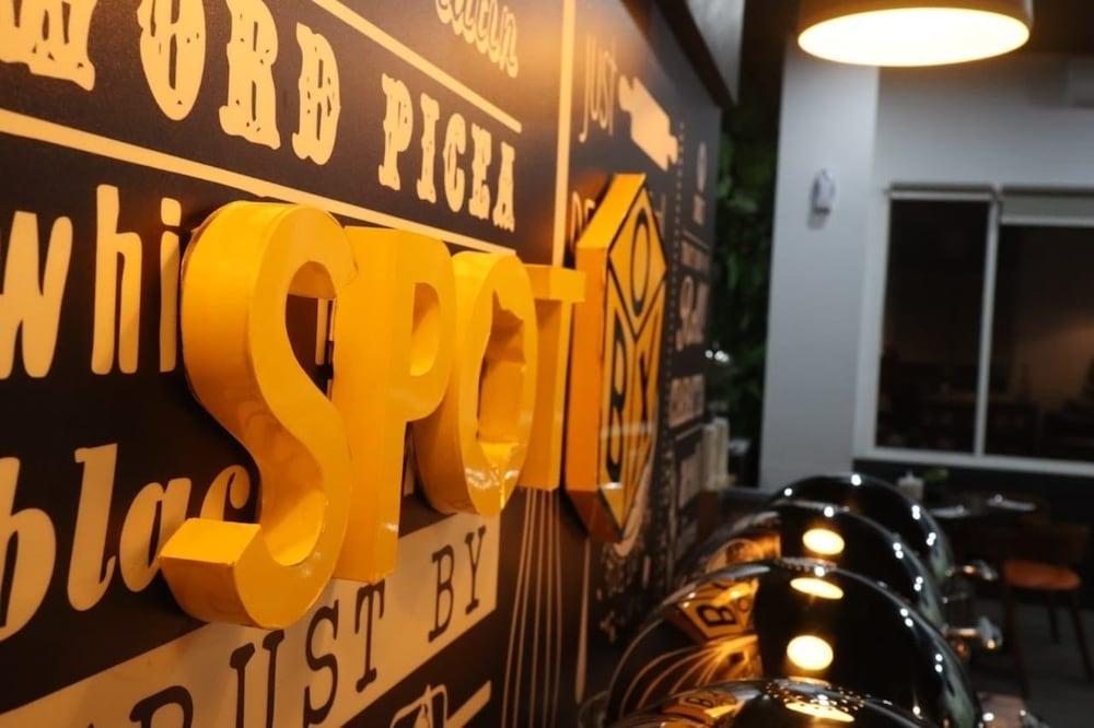 Front One Inn Kediri Kediri  Exterior foto