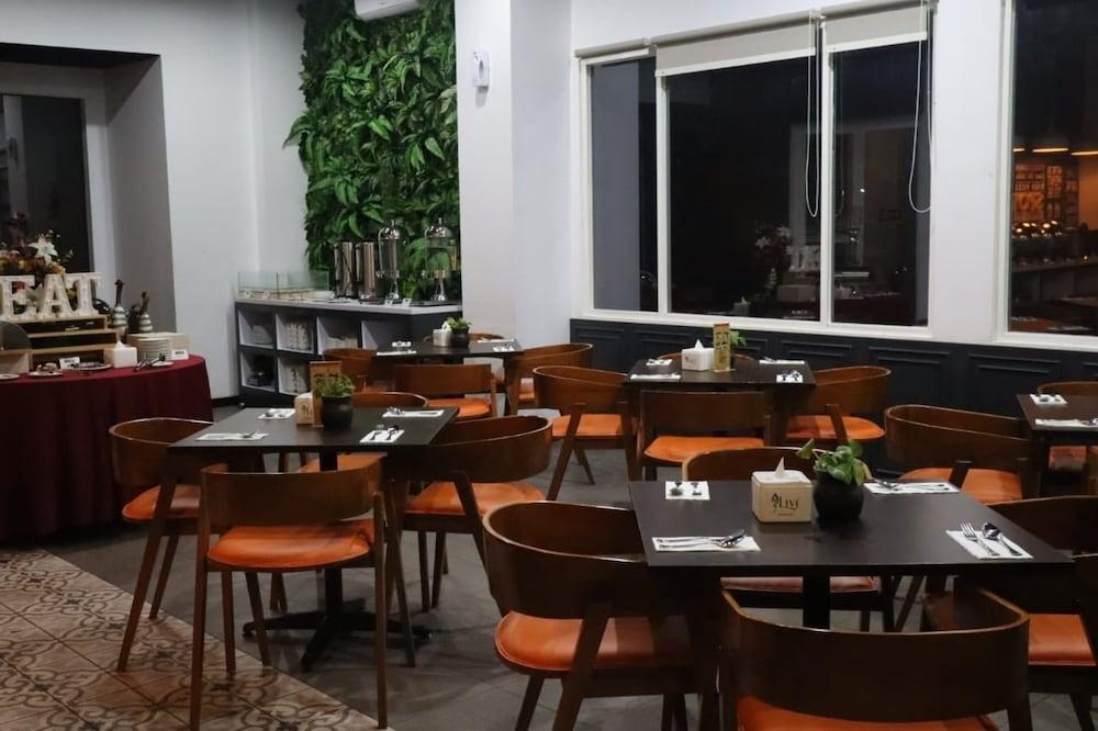 Front One Inn Kediri Kediri  Exterior foto